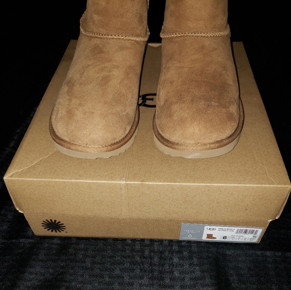 UGG Classic Short II Boot (Big Kid) - Picture 2 of 6